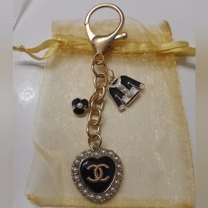 Luxury charm black pearl heart button on an unbranded keych…